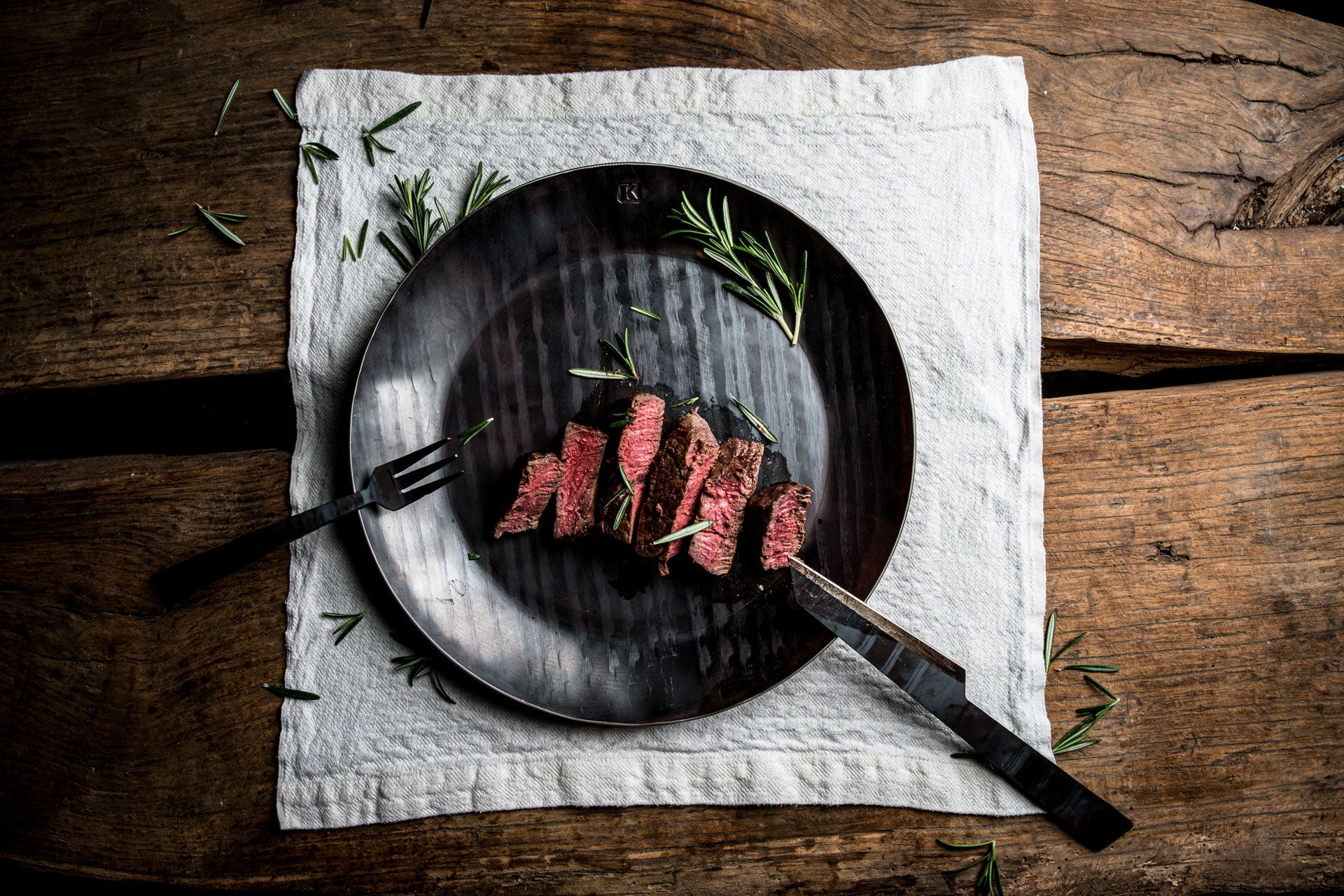 Perfekt gebratenes Steak mit Kruste in einer handgeschmiedeten Waidler-Eisenpfanne